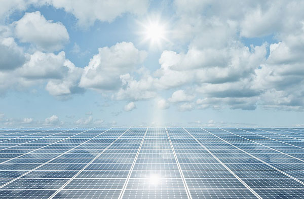 光伏市場是否有發(fā)展?jié)摿?/><br/><br/><strong>四、光伏發(fā)電的優(yōu)點</strong><br/><br/>能源是人類社會賴以生存的物質(zhì)基礎(chǔ)，是經(jīng)濟發(fā)展和社會進步的重要資源。太陽能與煤炭、石油、天然氣、核能等礦物燃料相比，具有以下優(yōu)點：<br/><br/>1、普遍性：太陽能遍布地球各個角落，可直接開發(fā)和利用，不需要開采和運輸。<br/>2、無污染：太陽能是世界上最清潔的能源之一，其開發(fā)和利用都不會產(chǎn)生污染。<br/>3、豐富性：太陽能是世界上可供開發(fā)的最大能源，據(jù)統(tǒng)計，每年到達地球表面上的太陽輻射能量相當于約130萬億噸標準煤。<br/>4、長久性：根據(jù)目前太陽產(chǎn)生的核能速率估算，氫的貯量足夠維持上百億年，而地球的壽命約為幾十億年，從這個角度看，太陽的能量是用之不竭的。<br/><br/><strong>五、光伏產(chǎn)業(yè)發(fā)展前景</strong><br/><br/>光伏的需求主要有兩類：一是工商業(yè)、居民等戶用光伏發(fā)電，二是集中式發(fā)電，用于并網(wǎng)運行的光伏發(fā)電，現(xiàn)在很多工商業(yè)建筑、民居屋頂都有大量的空間安裝太陽能發(fā)電系統(tǒng)，對電的需求比較大，未來光伏產(chǎn)業(yè)發(fā)展前景的預測可參考以下幾點：<br/><br/><span style=