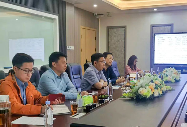 集美區(qū)領(lǐng)導與邁貝特高層探討問題