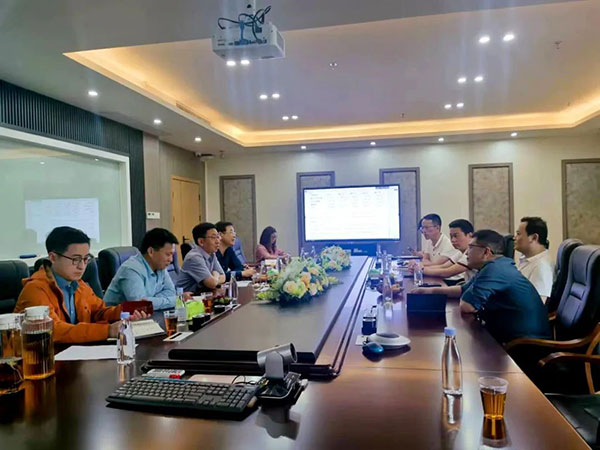 領(lǐng)導們與會交流中