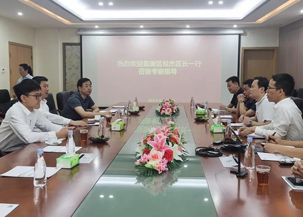 領導與會交流中