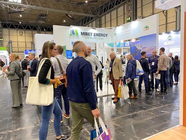 展會現(xiàn)場來訪者了解我們產(chǎn)品-2