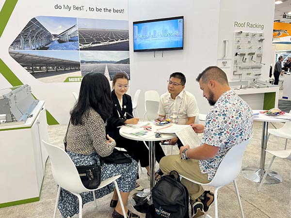 來(lái)賓在展位了解產(chǎn)品