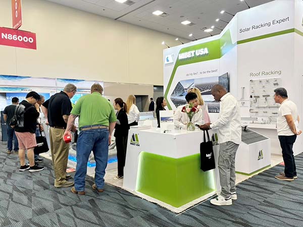 來(lái)賓在展位了解產(chǎn)品