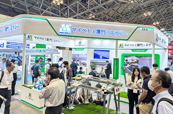 來賓參觀了解產品