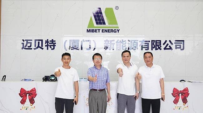 邁貝特領(lǐng)導(dǎo)與會(huì)長(zhǎng)、秘書(shū)長(zhǎng)合影