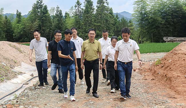 邁貝特深入永春縣曲斗村，開展黨建村企聯(lián)建